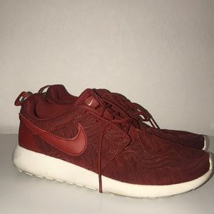 Nike Rosche Sneakers - Burgundy/Red